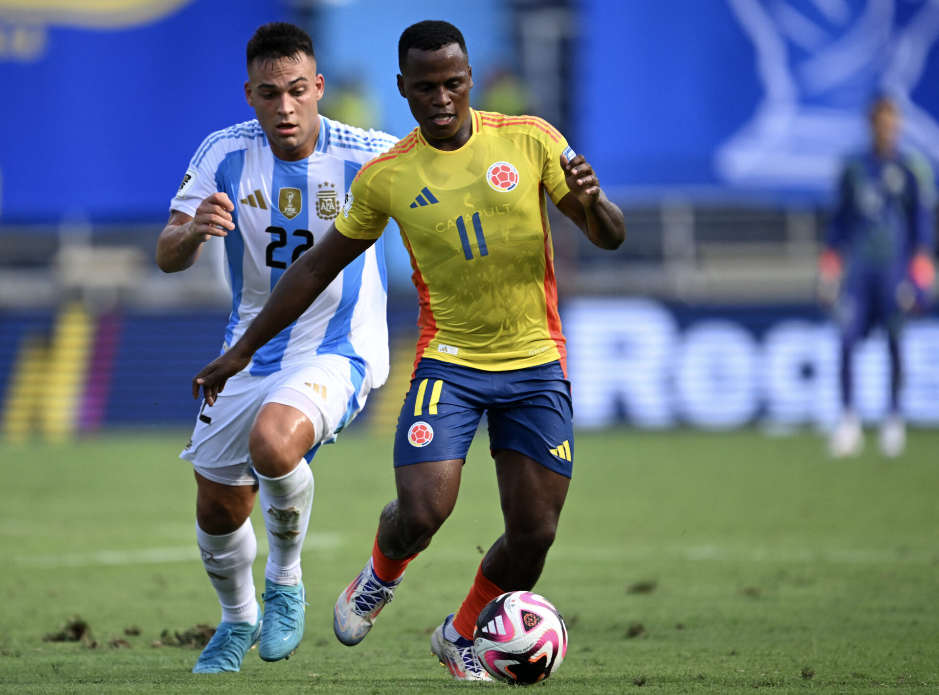 Colômbia vence a Argentina com brilho de James Rodríguez