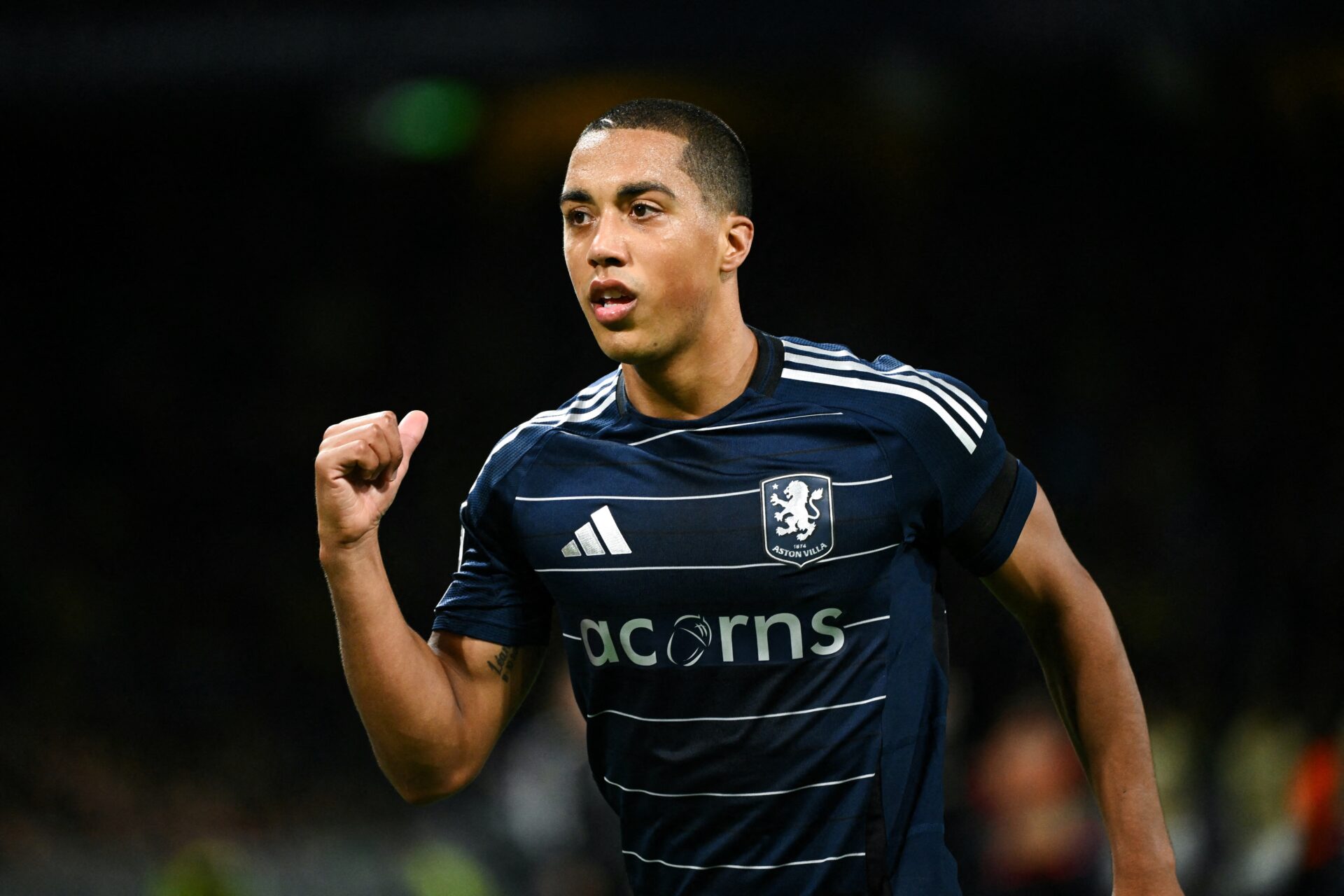 Youri Tielemans comemora pelo Aston Villa diante do Young Boys - SEBASTIEN BOZON / AFP)