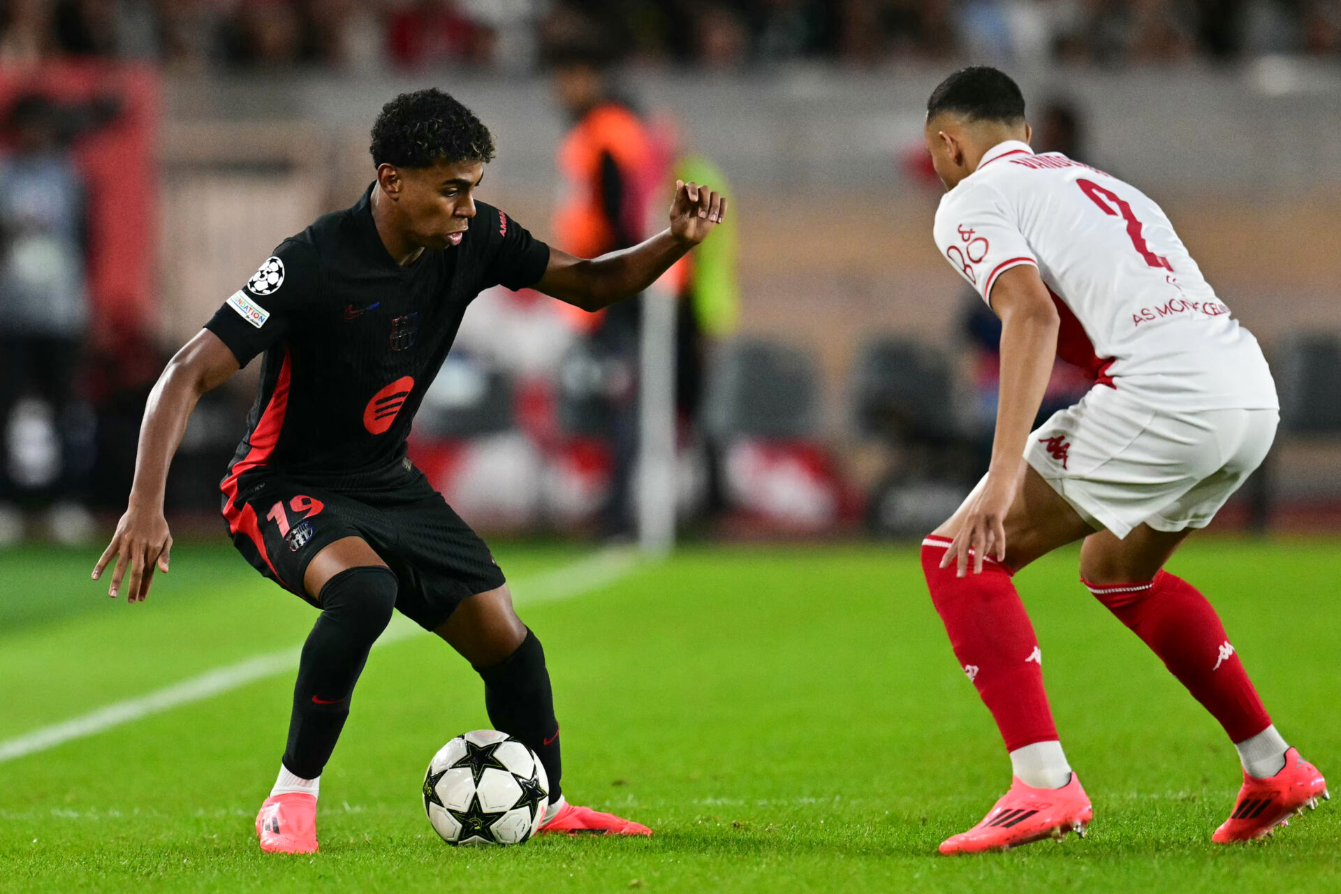 Lamine Yamal, do Barcelona, contra Vanderson., do Monaco, pela Liga dos Campeões- Miguel MEDINA / AFP)