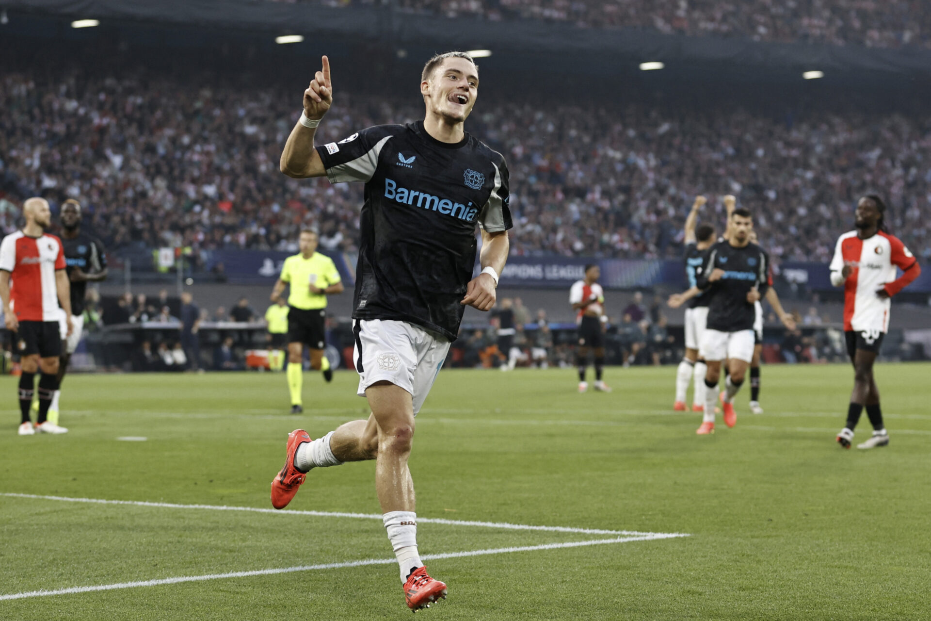 Leverkusen aplica goleada no Feyenoord em retorno à Champions