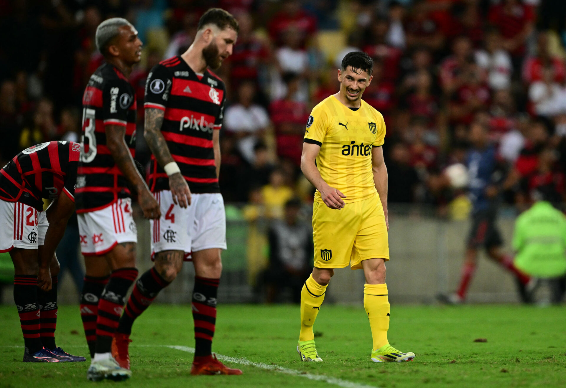 Flamengo decepciona e perde para o Peñarol sob vaias no Maracanã