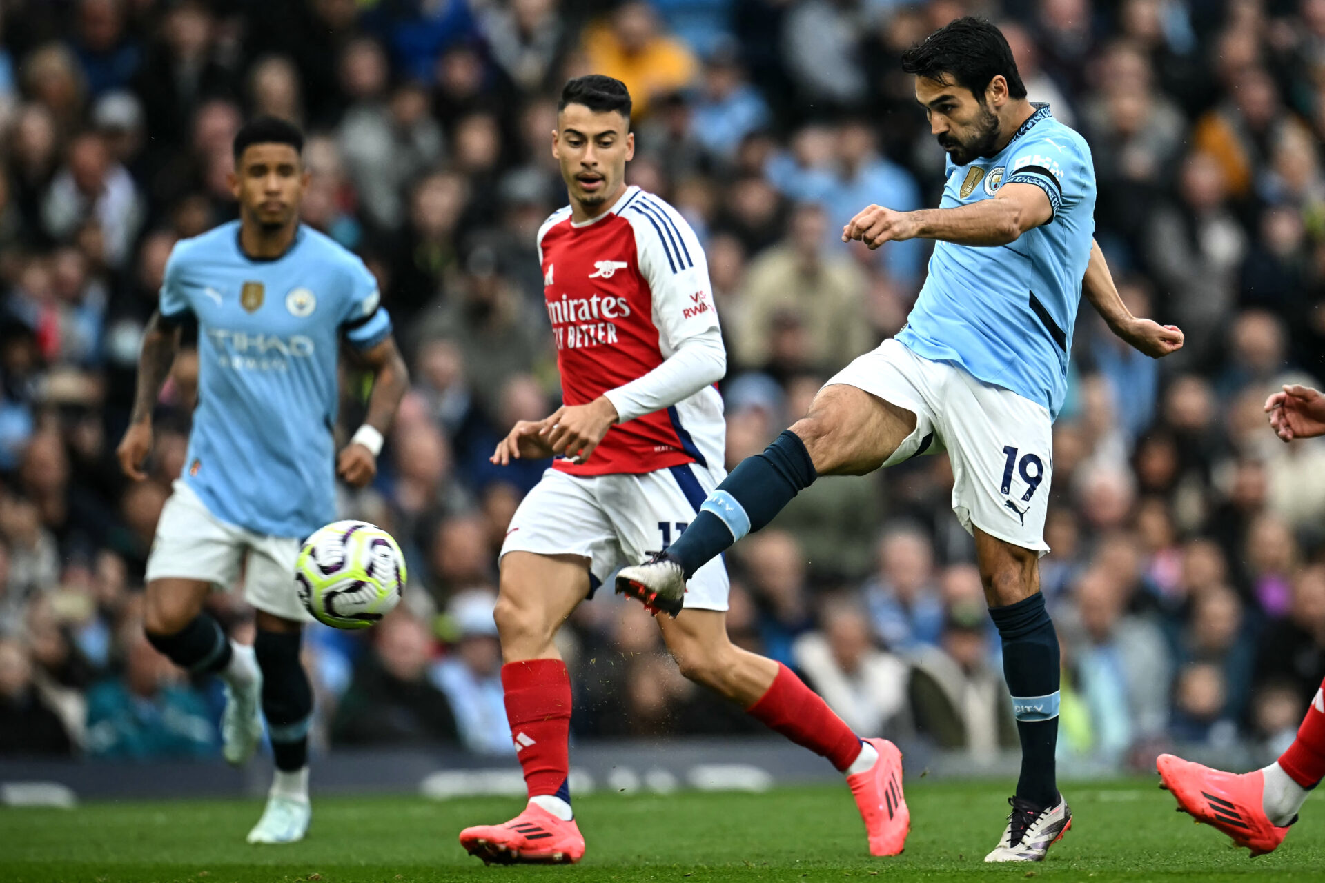 Manchester City busca empate com Arsenal no último lance e lidera