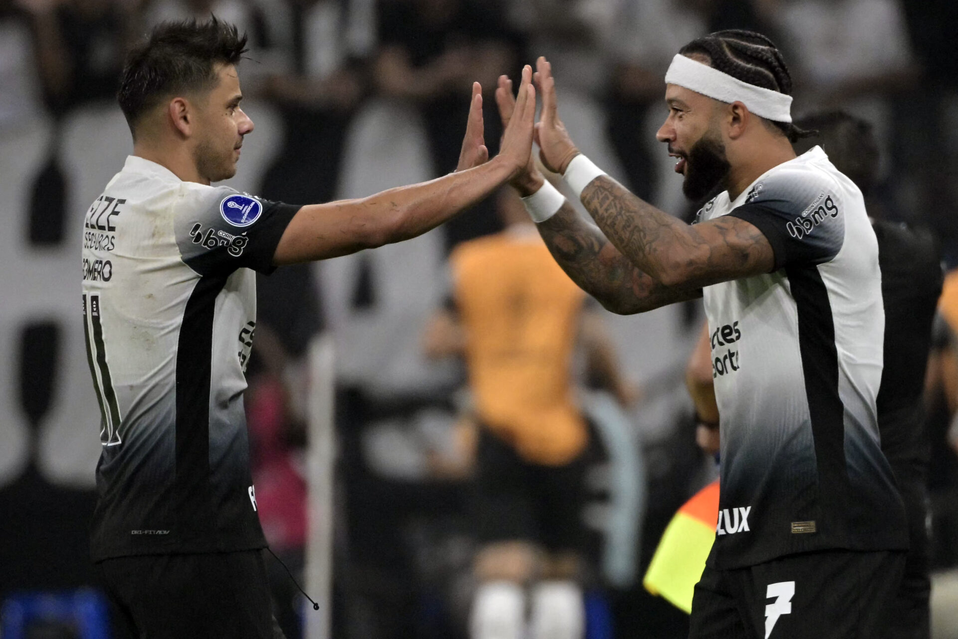 Corinthians volta a vencer o Fortaleza e vai à semifinal da Sul-Americana