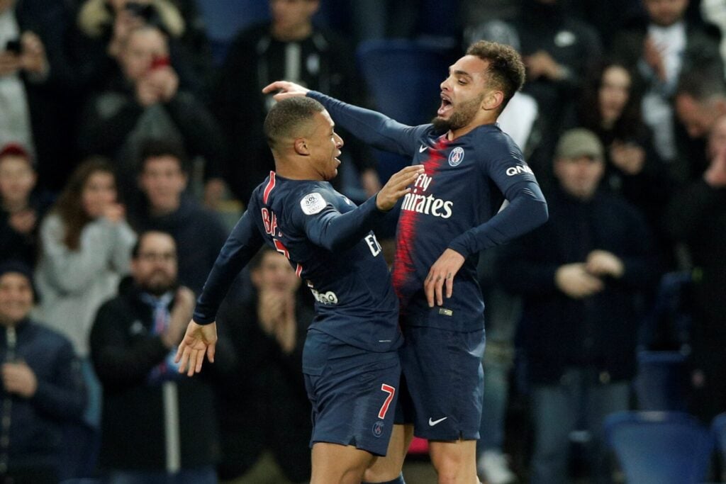 Kurzawa e Mbappé durante a passagem pelo PSG - Yoan Valat/EFE