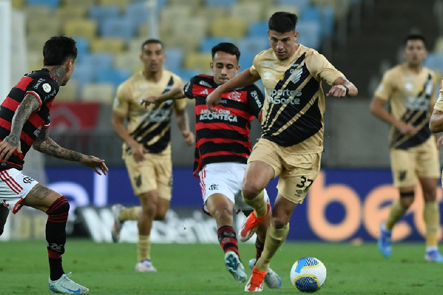 Flamengo se salva no final contra o Athletico e volta a vencer