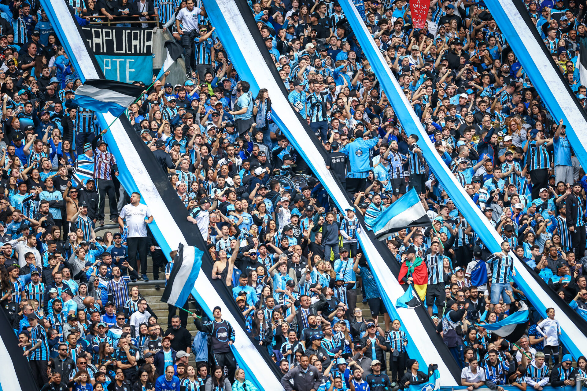 Torcida tricolor na Arena do Grêmio - LUCAS UEBEL/GREMIO FBPA