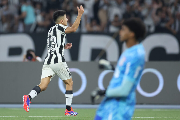Almada decide, e Botafogo bate o Corinthians no Nilton Santos