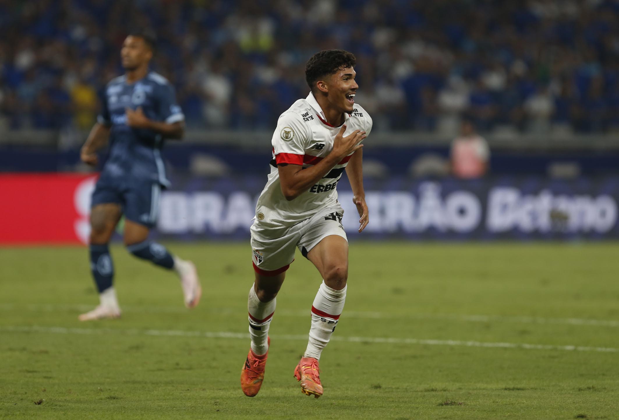 São Paulo vence confronto direto contra o Cruzeiro e cola no G-4