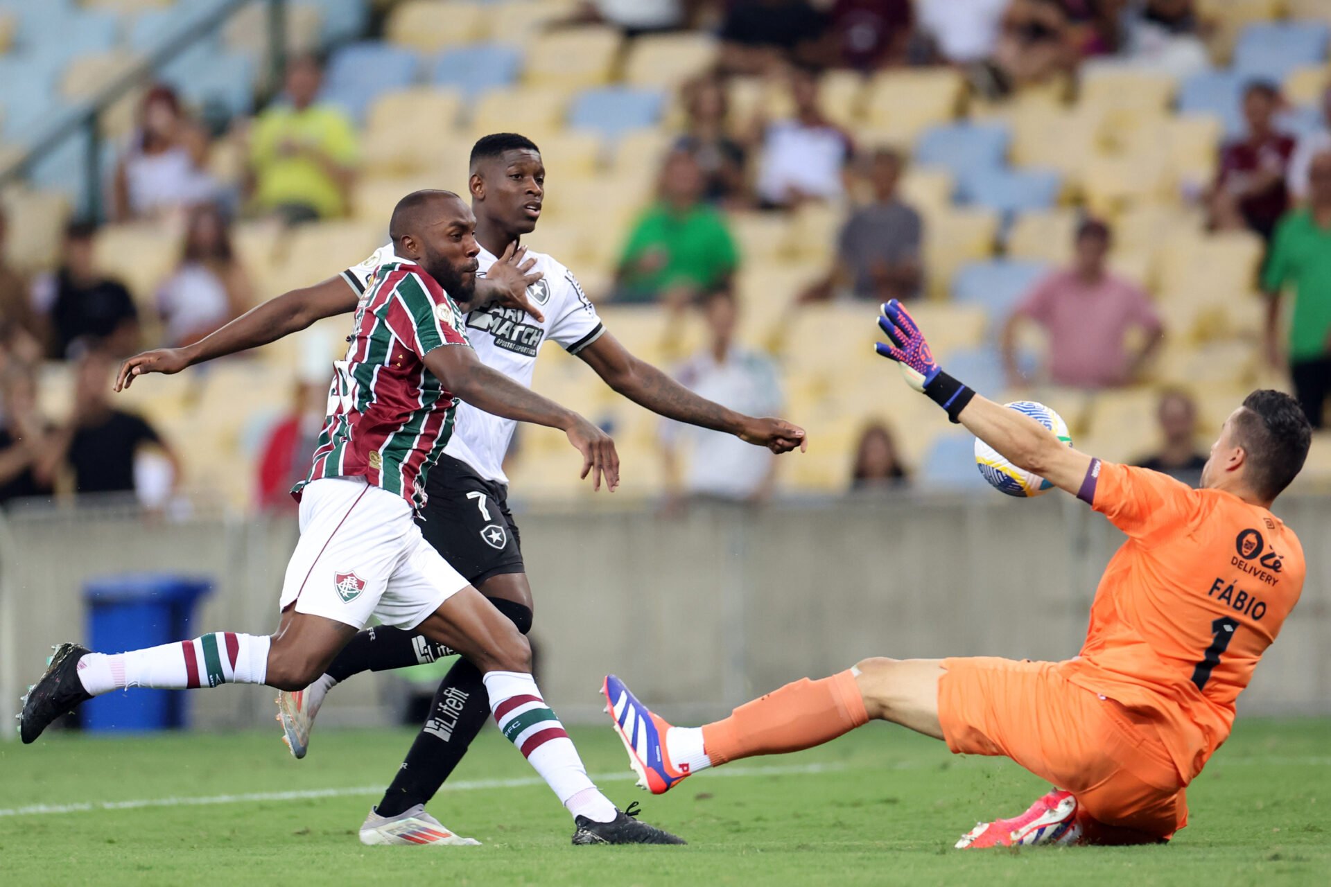 Líder, Botafogo marca nos acréscimos e afunda o Fluminense no Z-4