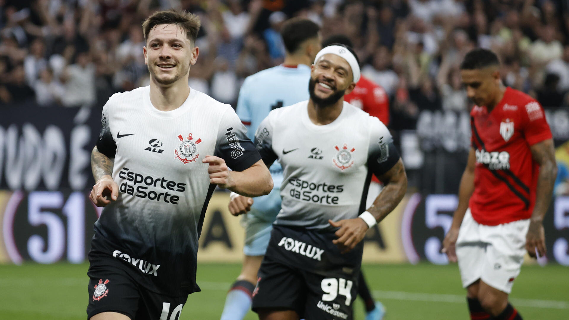 Corinthians dá show e vence o Atlético-GO em estreia de Memphis