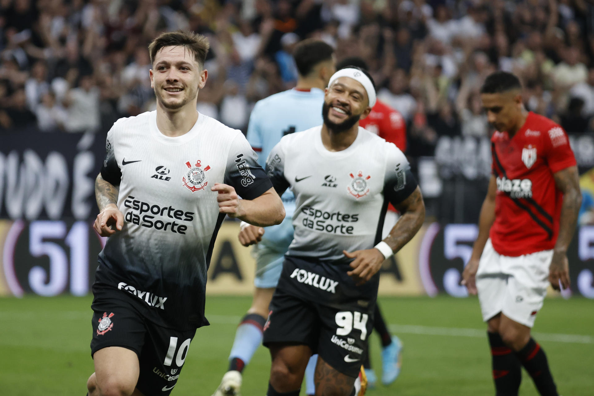 Corinthians dá show e vence o Atlético-GO em estreia de Memphis