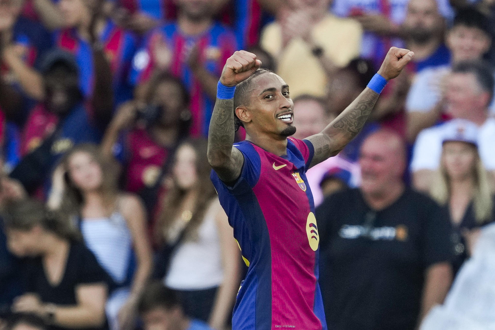 Com gol de Raphinha, Barcelona vence Espanyol e dispara em LaLiga