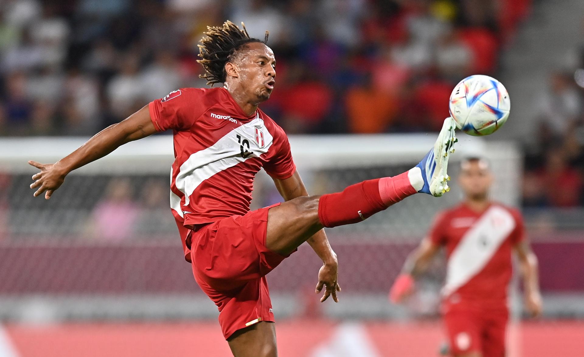 Quem é Carrillo, peruano que deve reforçar o Corinthians