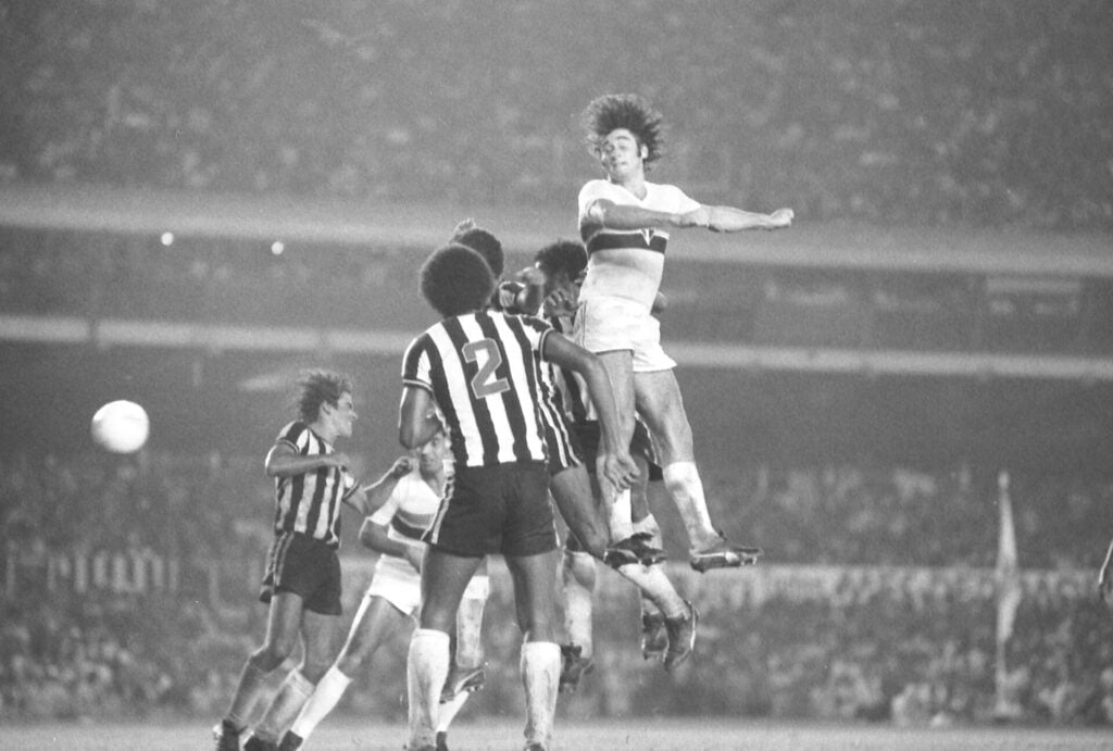 Lance do jogo entre Atlético Mineiro x São Paulo, partida válida pela final do Campeonato Brasileiro de 1977, no Estádio Mineirão.