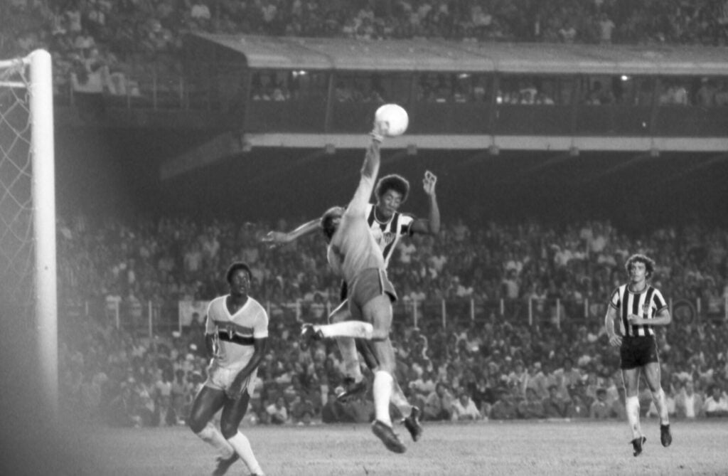 Lance do jogo entre Atlético Mineiro x São Paulo, partida válida pela final do Campeonato Brasileiro de 1977, no Estádio Mineirão.