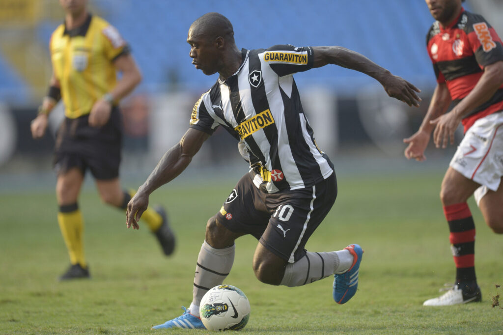 Seedorf em clássico com o Flamengo em 2012, ano de sua chegada ao país - Kaio Lakaio/Placar