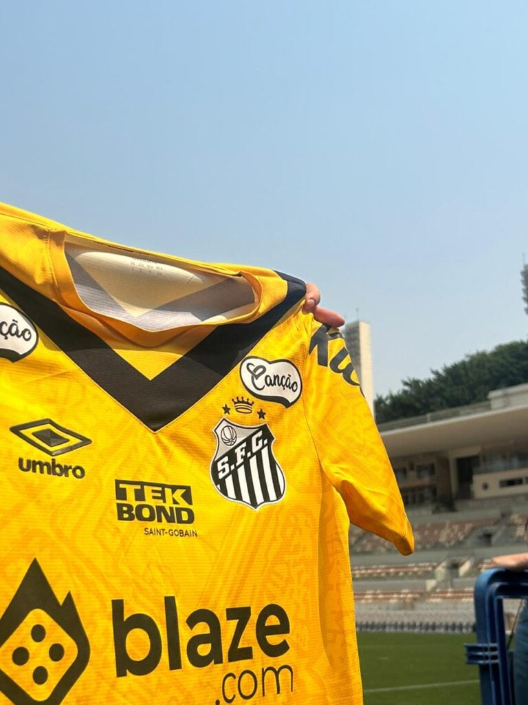 Nova camisa do Santos é predominantemente amarela - André Avelar/Placar