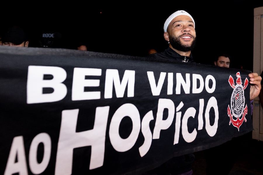 Depay ‘dribla’ torcida em chegada e arrisca português: ‘Vai Corinthians’