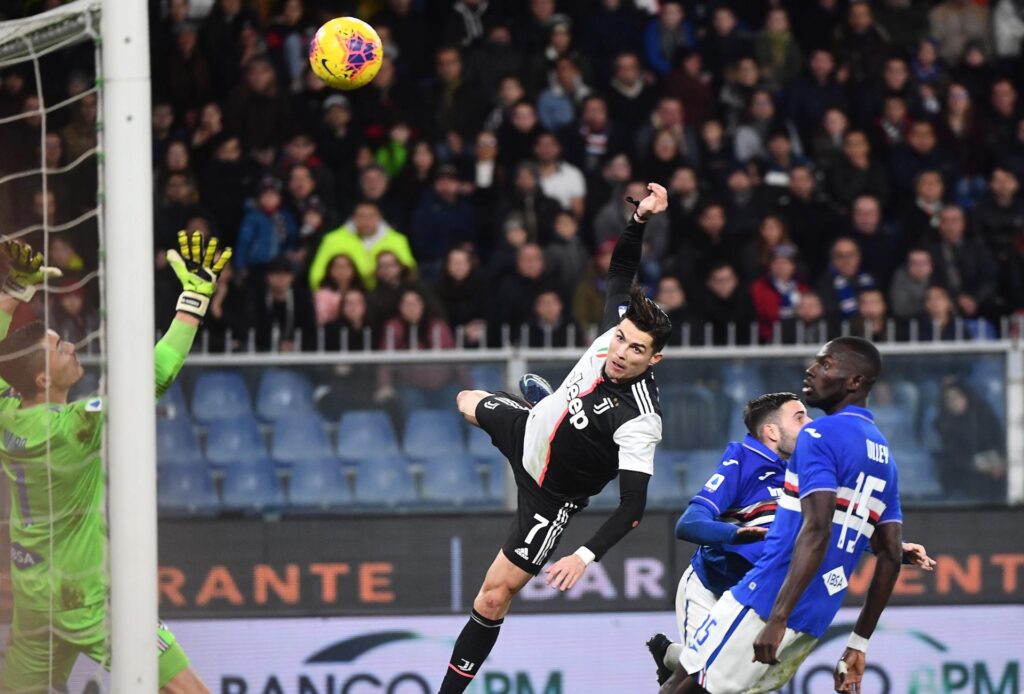 Ronaldo comemora gol com salto incrível pela Juventus - EFE/EPA/LUCA ZENNARO