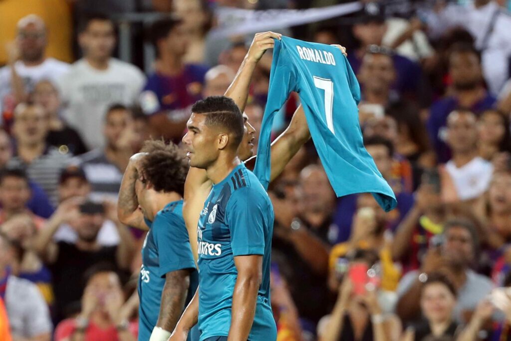 Cristiano mostra a camiseta para a torcida do Barcelona - EFE/Toni Albir