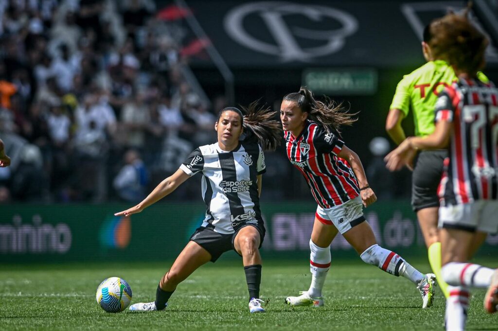 Milena, do Corinthians, disputa bola na final do Brasileirão feminino contra o São Paulo - Staff Images/CBF