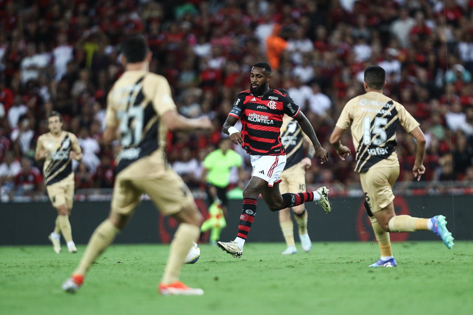 Flamengo se salva no final contra o Athletico e volta a vencer