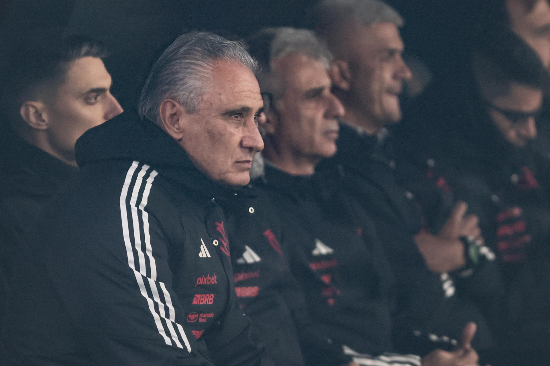 Tite e sua comissão no Flamengo na eliminação para o Peñarol - EFE/ Gaston Britos