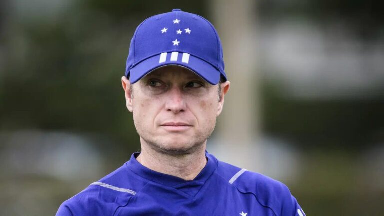Seabra é novamente xingado; Elenco do Cruzeiro pede paciência
