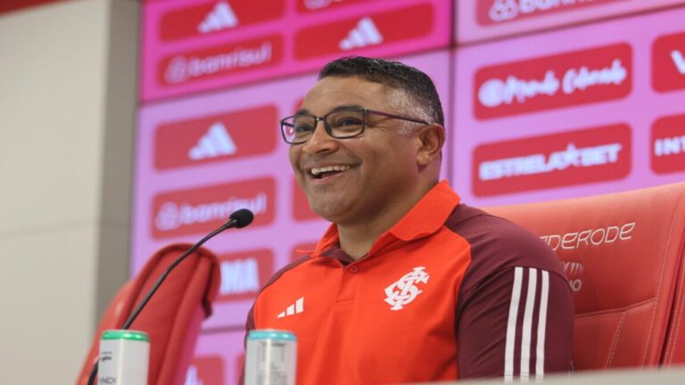 Roger fala sobre o Gre-Nal em coletiva após vencer o Vitória