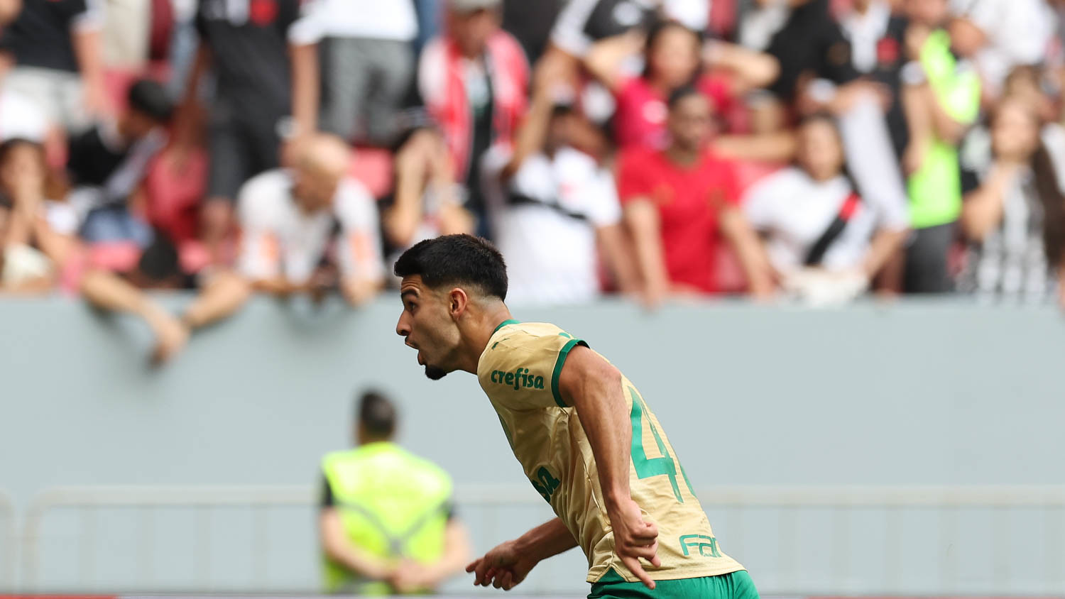 Palmeiras vence Vasco no DF e segue firme na caça ao líder