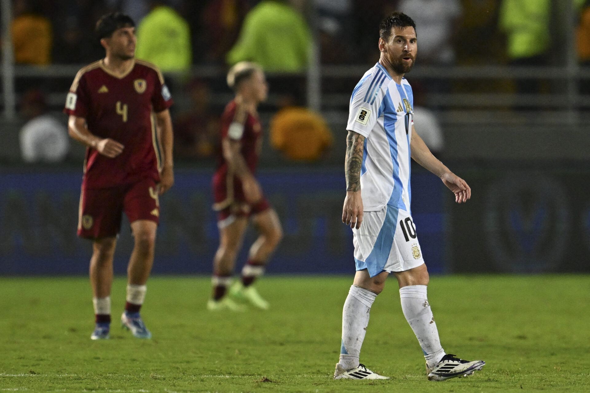 Venezuela arranca empate da Argentina em campo encharcado