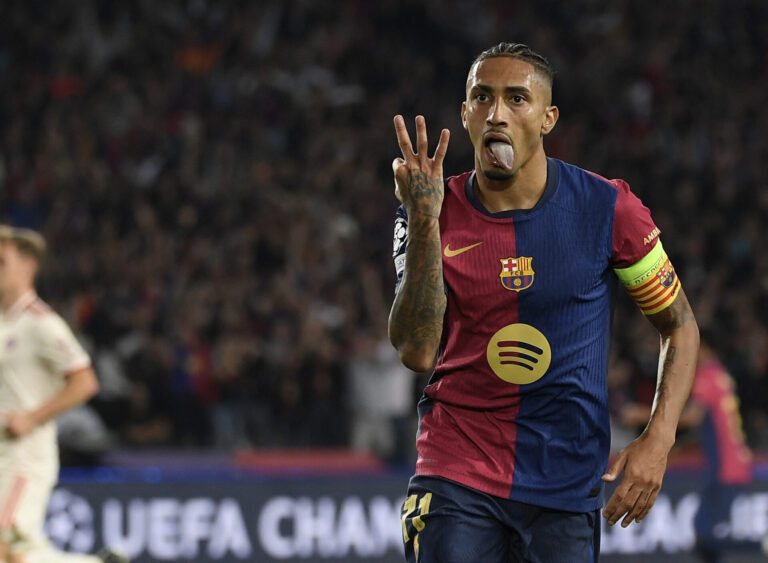 Raphinha marca três, e Barcelona goleia o Bayern na Champions