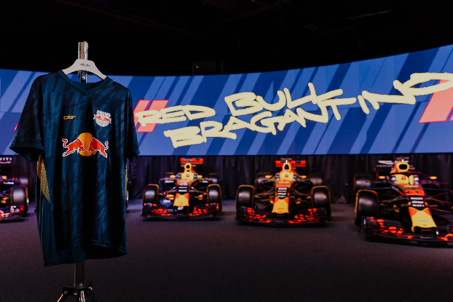 Red Bull une futebol e F1 em camisa comemorativa