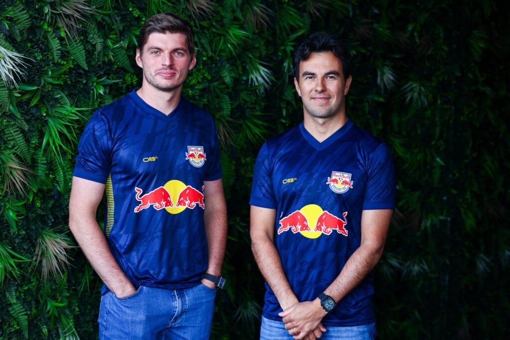 Verstappen, Pérez, camisa Red Bull Bragantino, Fórmula 1 - Divulgação / Oracle Red Bull Racing