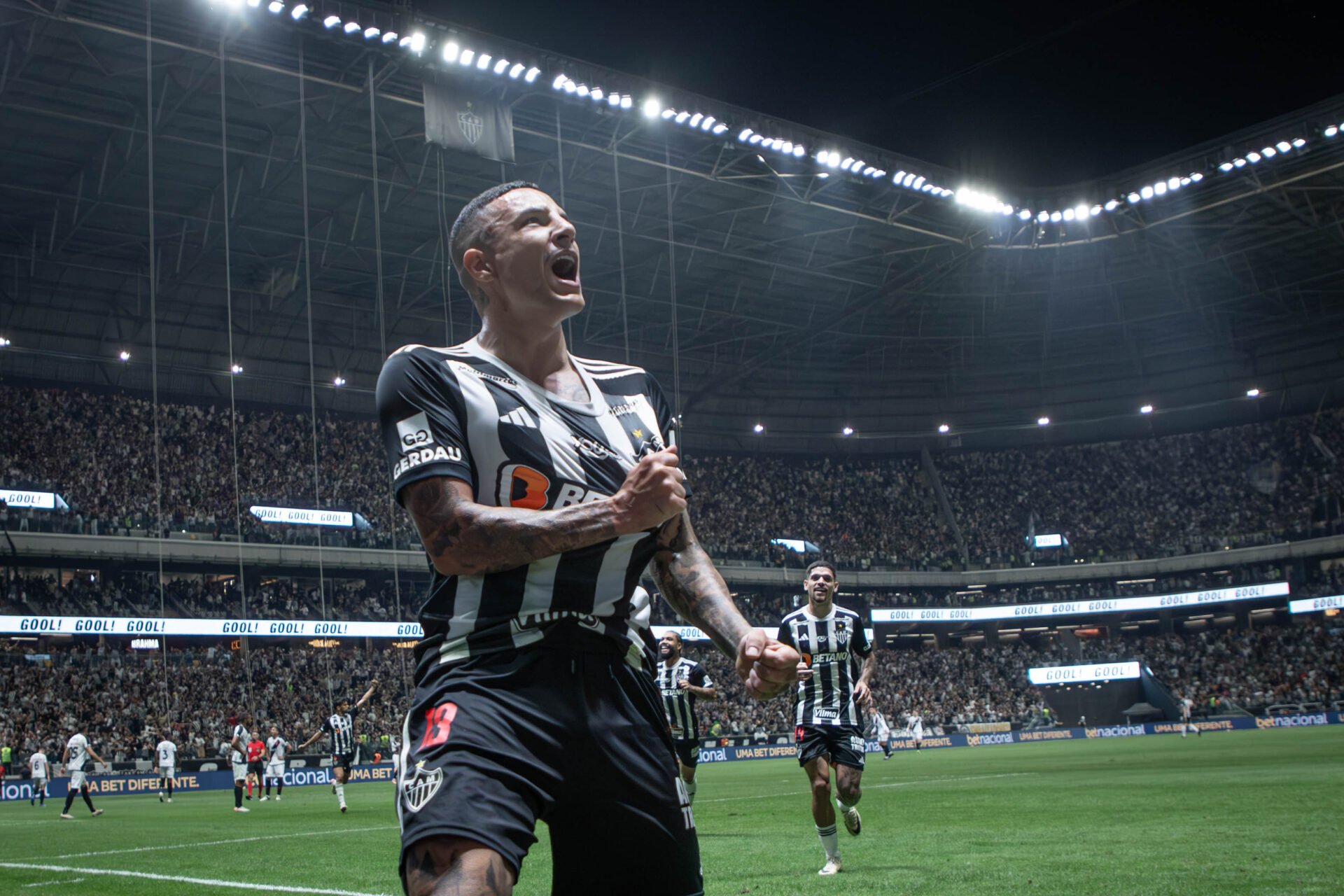 Atlético vira contra Vasco e abre vantagem na Copa do Brasil