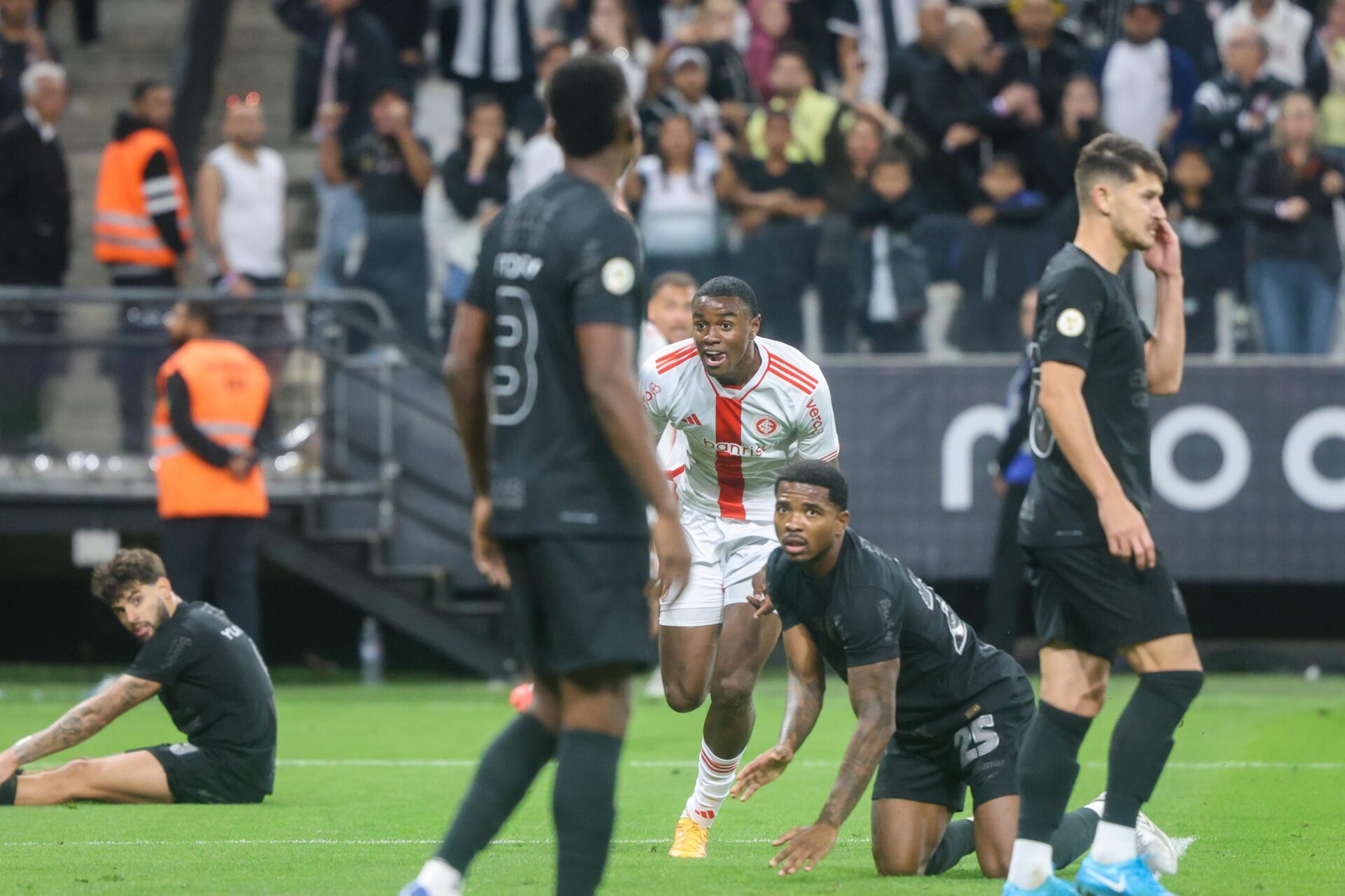 Inter arranca empate no final e mantém Corinthians no Z-4