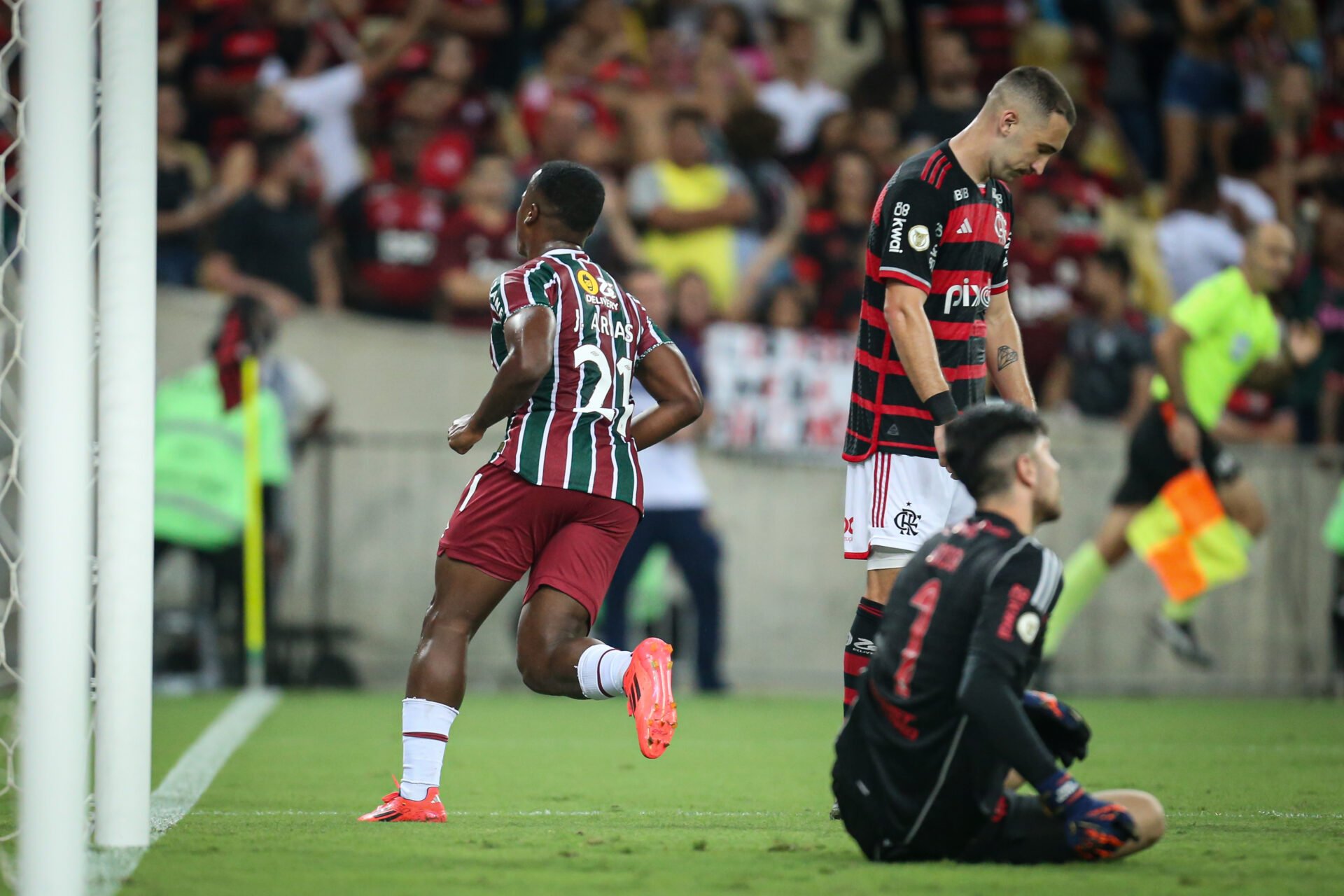 Fluminense vence clássico contra o Flamengo e escapa do Z-4