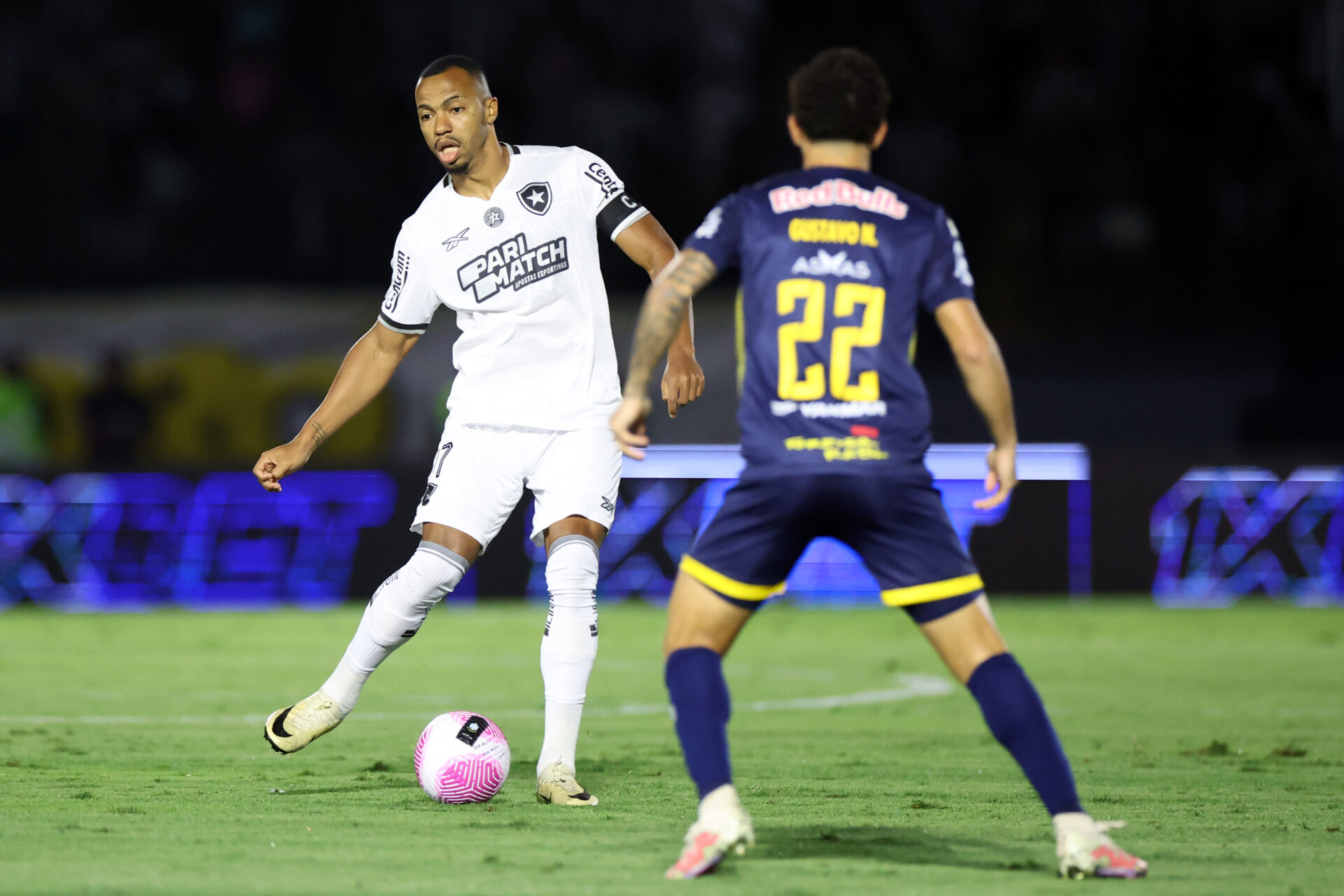 Botafogo supera o Bragantino e aumenta vantagem na liderança