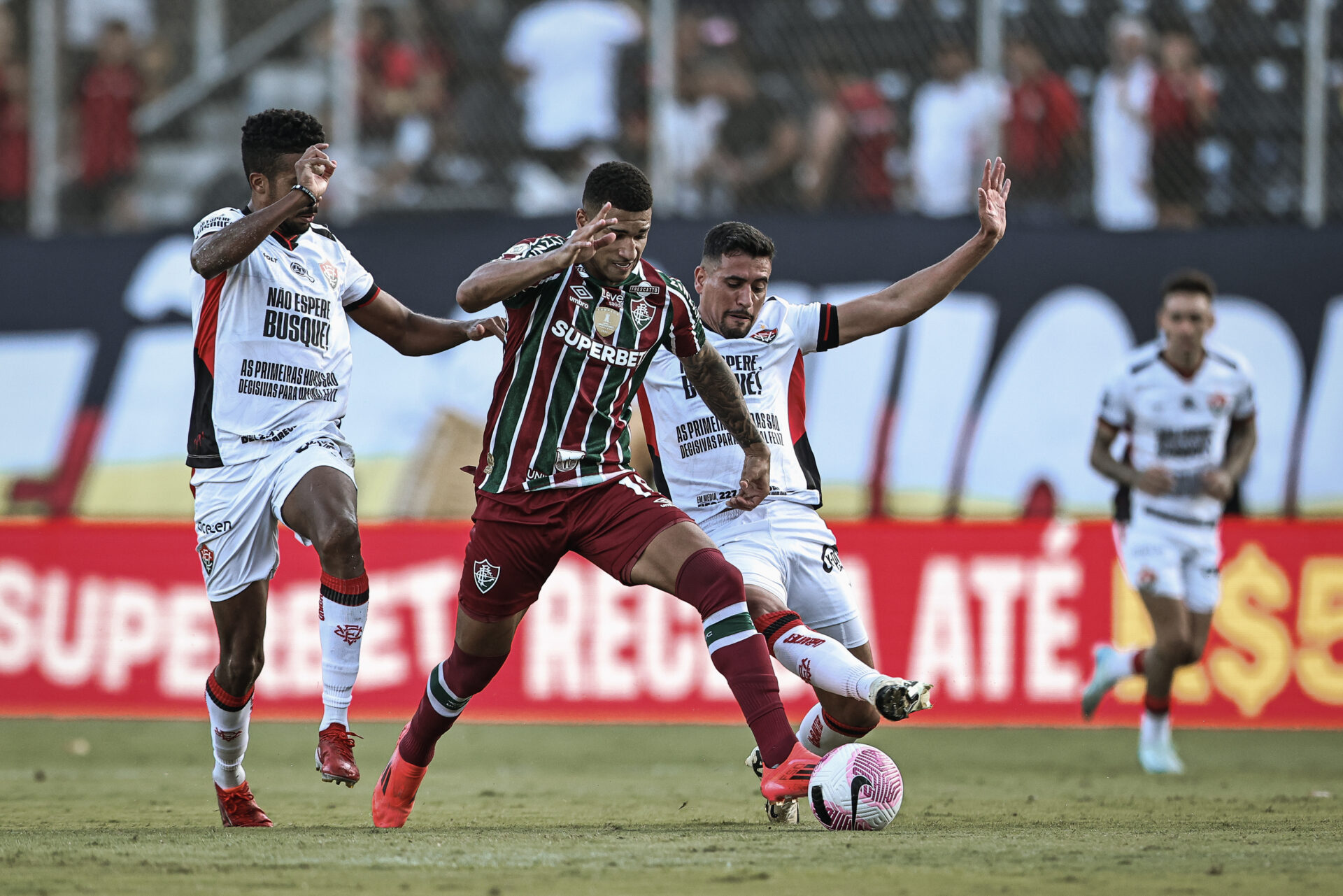 Vitória vence o Fluminense e aumenta a briga contra o Z-4