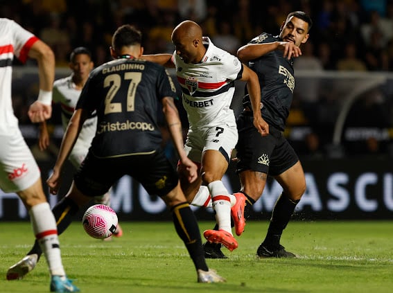 São Paulo arranca empate contra o Criciúma e segue na briga por G-4