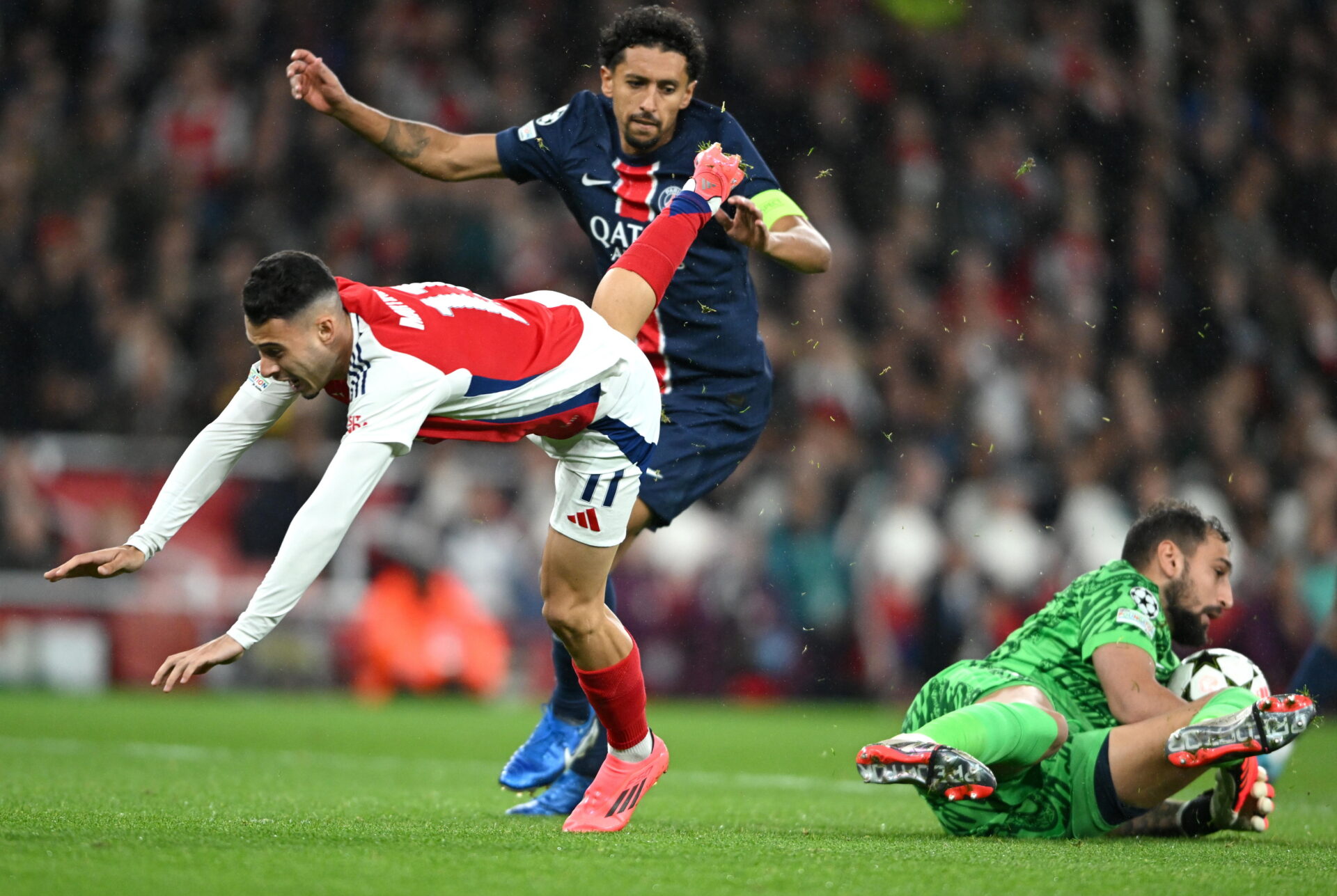 Marquinhos e Gabriel Martinelli dividem em Arsenal x PSG - EFE/EPA/DANIEL HAMBURY