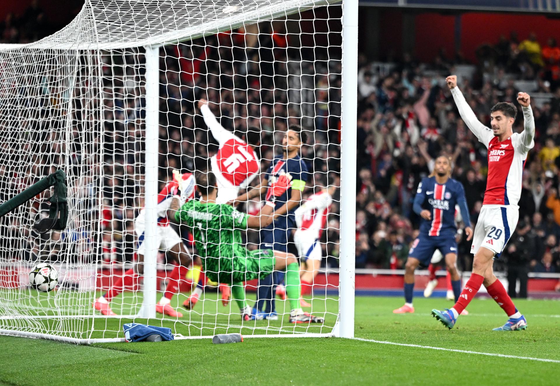 Arsenal bate o PSG na Inglaterra e segue invicto na Champions