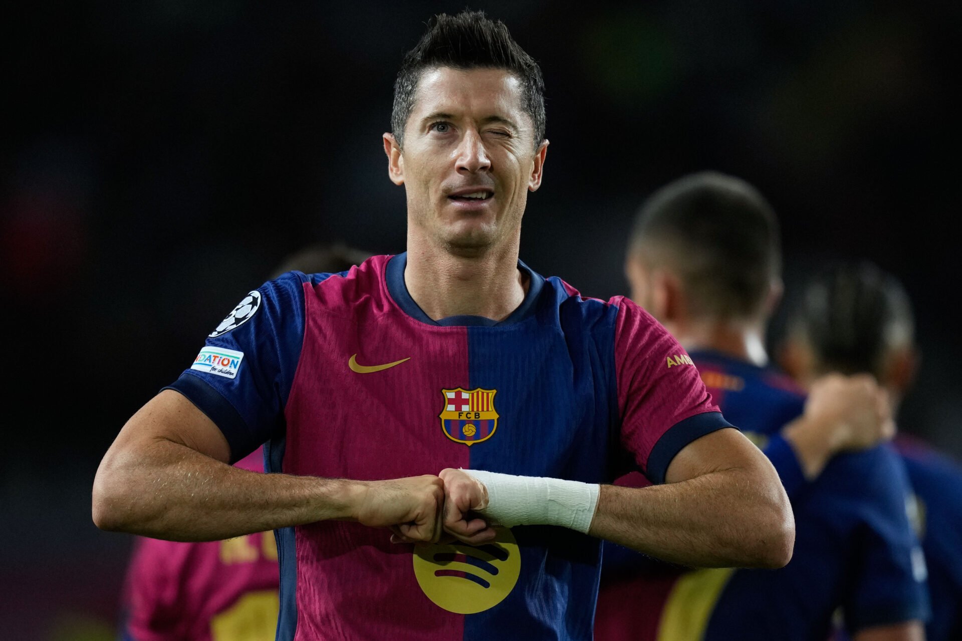 Robert Lewandowski comemora gol do Barcelona contra o Young Boys - EFE/Enric Fontcuberta