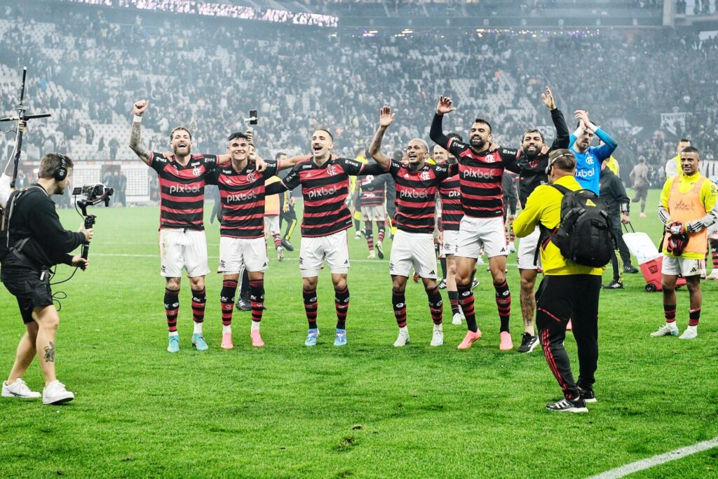 Flamengo comemora a classificação diante do Corinthians - Alexandre Battibugli/PLACAR