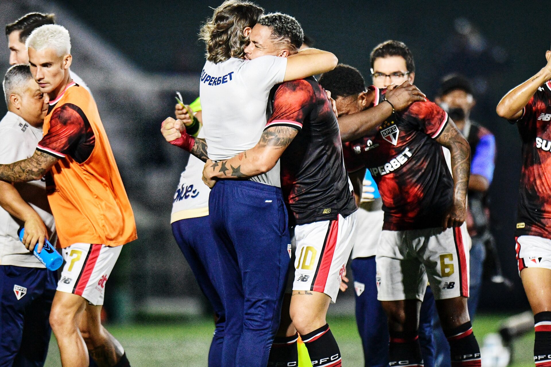 Luciano comemora com Zubeldia o primeiro gol do São Paulo contra o Vasco - Alexandre Battibugli/PLACAR