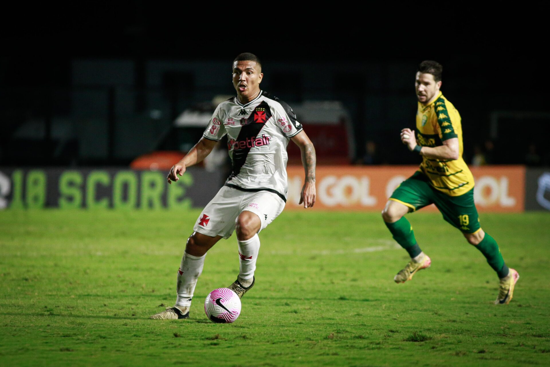 Vasco responde, quebra sequência negativa e vence o Cuiabá