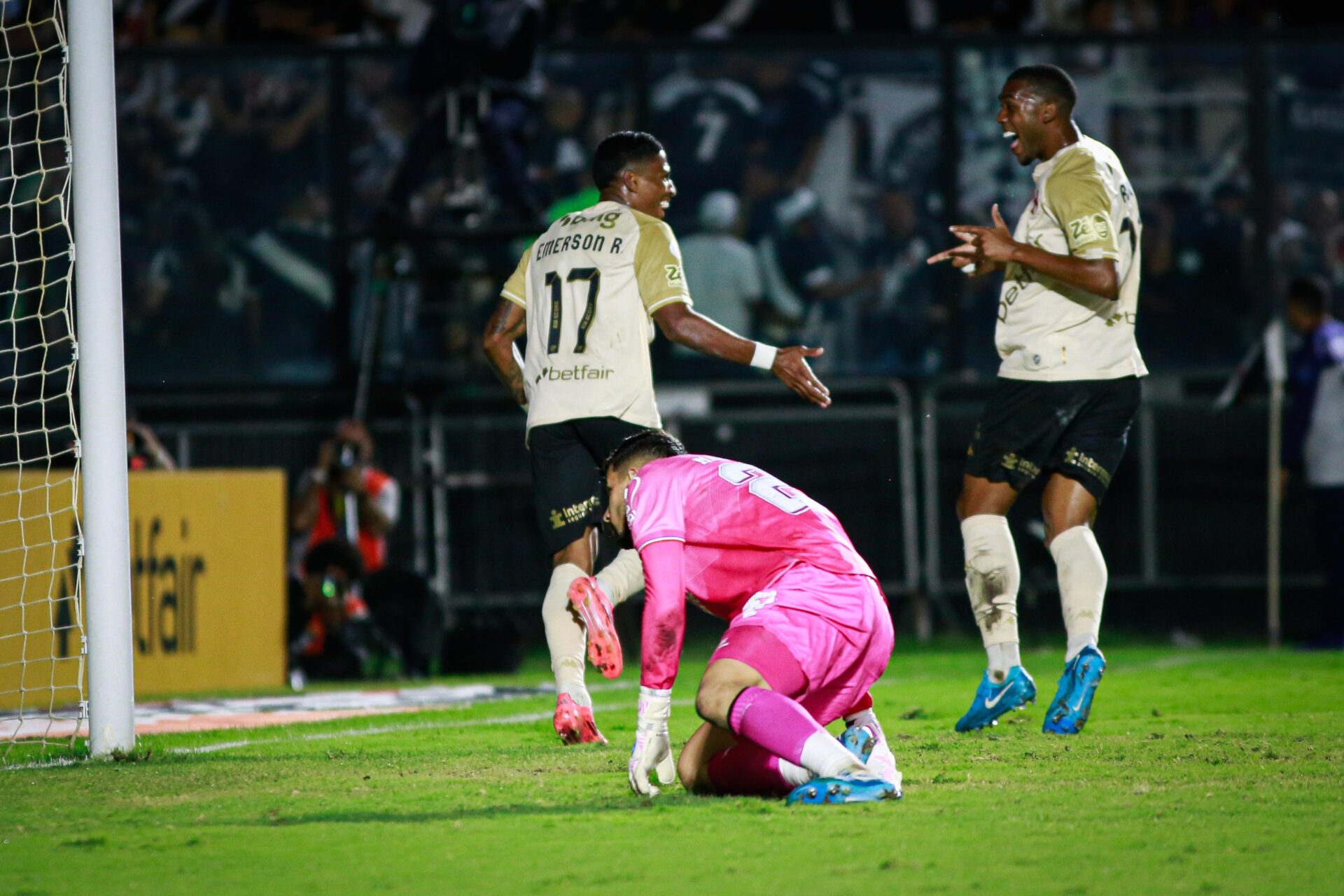 Payet vive redenção, e Vasco supera o Bahia em jogo quente