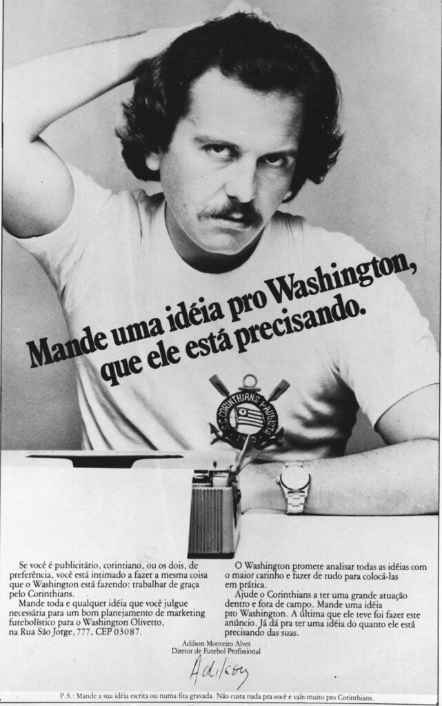 Anúncio com foto do publicitário Washington Olivetto, convidando os torcedores do Corinthians a enviarem ideias para o marketing do time - PLACAR