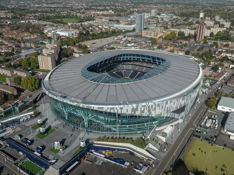 Tottenham goleia o Aston Villa e se aproxima do G4