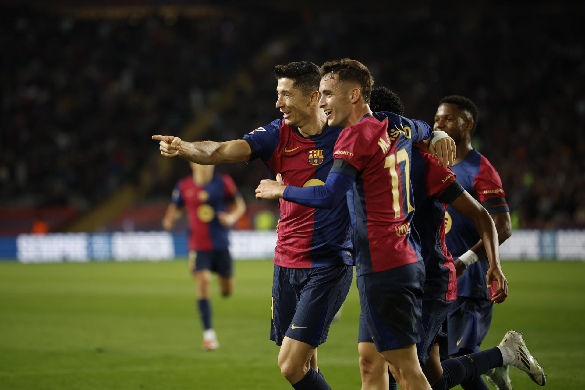 Robert Lewandowski, do Barcelona, celebra gol contra o Sevilla - Alberto Estévez/EFE